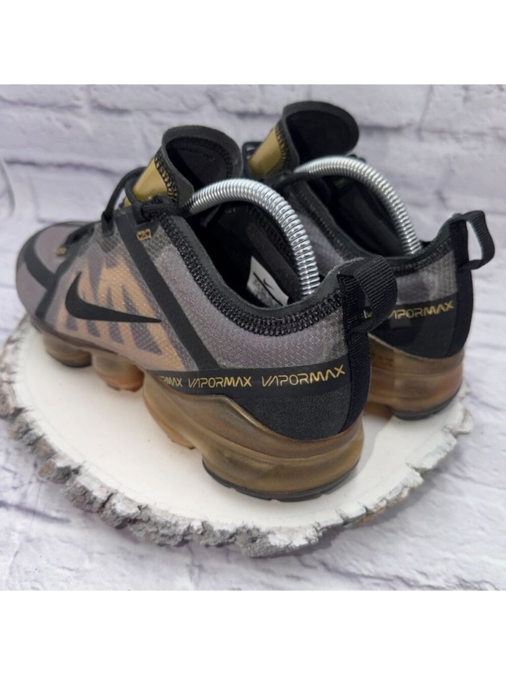 Nike Air Vapormax Black Gold Mens Size 9.5 Running Shoes AR6631-002 Sneakers - Picture 9 of 13